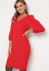 Czerwona Dopasowana Sukienka z Dekoltem w Serek Zinnaira. Czerwone sukienki damskie Born2be, bez wzorów, biznesowe, bez ramiączek. Za 109.99 zł.