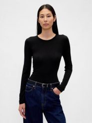 GAP Koszulka w kolorze czarnym rozmiar: M. Czarne bluzki damskie GAP, m, bez wzorów, z bawełny, bez kołnierzyka, bez ramiączek. Za 91.56 zł.