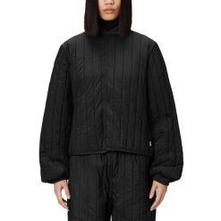 Kurtka RAINS BANJA LINER BOMBER W JACKET Czarny. Czarne kurtki damskie Rains, bez wzorów, z syntetyku, bez kaptura. Za 527.10 zł.