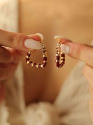 Pierres delicates Pozłacane kolczyki-kreole z masą perłową rozmiar: onesize. Czerwone kolczyki damskie Pierres delicates, z perłą, pozłacane. Za 83.22 zł.