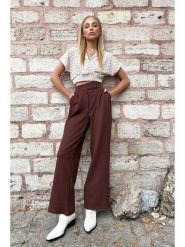 Trend Alaçatı Stili Spodnie w kolorze brązowym rozmiar: XL. Brązowe spodnie materiałowe damskie Trend Alaçatı Stili, bez wzorów, z materiału. Za 74.28 zł.