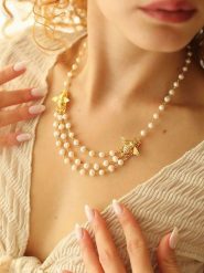 Pierres de Jade Pozłacany naszyjnik z elementami ozdobnymi - dł. 50 cm rozmiar: onesize. Białe naszyjniki damskie Pierres de Jade, z perłą, pozłacane. Za 130.99 zł.