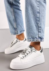 Biało-Srebrne Sneakersy z Metaliczną Ozdobą z Cyrkoniami przy Sznurówkach Awenttes. Białe obuwie sportowe damskie Born2be, bez zapięcia. Za 79.99 zł.