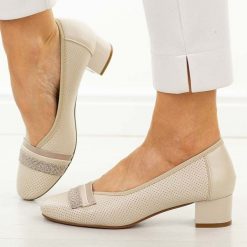 Beżowe czółenka damskie na obcasie Potocki 12792. Brązowe czółenka damskie POTOCKI, w ażurowe wzory, z materiału, z okrągłym noskiem, bez obcasa, na obcasie. Za 189.00 zł.