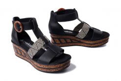 RIEKER 68182-00 black, sandały damskie. Czarne sandały damskie Rieker, bez wzorów, bez obcasa, na koturnie, bez zapięcia. Za 271.92 zł.