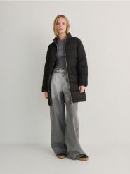 Pikowany płaszcz light padded - czarny. Czarne płaszcze damskie Reserved, l, bez wzorów, z tkaniny, bez kaptura. W wyprzedaży za 39.99 zł.