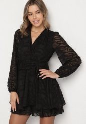 Czarna Siateczkowa Sukienka o Rozkloszowanym Kroju Zdobiona Tłoczeniem Zenesava. Czarne sukienki damskie Born2be, z aplikacjami, z poliesteru, eleganckie, bez ramiączek. Za 159.99 zł.