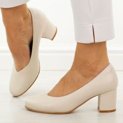 Beżowe skórzane czółenka damskie Cambell 19410. Brązowe czółenka damskie Cambell, bez wzorów, ze skóry, z okrągłym noskiem, bez obcasa, na słupku. W wyprzedaży za 192.72 zł.