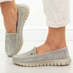 Szare ażurowe skórzane mokasyny damskie Vinceza 95413. Szare mokasyny damskie VINCEZA, na lato, z jeansu, z okrągłym noskiem, bez obcasa. Za 199.00 zł.