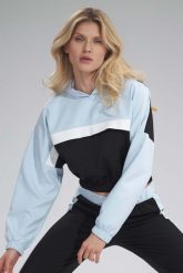 Dwukolorowa Krótka Bluza z Kapturem - Czarno-Niebieska. Czarne bluzy damskie Figl, xl, bez wzorów, z elastanu, z kapturem. Za 189.00 zł.