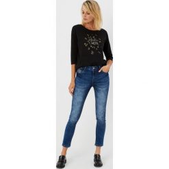Jeansy typu straight leg. Niebieskie jeansy damskie MOODO. W wyprzedaży za 25.99 zł.
