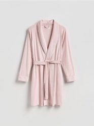 Miękki szlafrok z paskiem - pastelowy róż. Czerwone szlafroki damskie Reserved, bez wzorów, z dzianiny, bez kaptura. Za 129.99 zł.