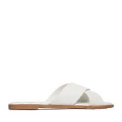 Klapki JENNY. Białe klapki damskie Jenny, bez wzorów, bez obcasa, bez zapięcia. Za 69.99 zł.