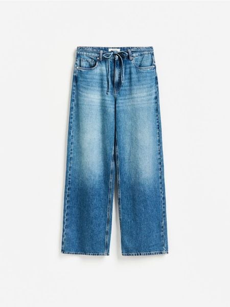 Jeansy straight z wiązanym paskiem - niebieski. Niebieskie jeansy damskie Reserved. W wyprzedaży za 79.99 zł.