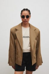 Marynarka o prostym kroju w kolorze LIGHT KHAKI - RICHMOND-S/M. Brązowe marynarki i żakiety damskie Marsala, m, bez wzorów, z bawełny, eleganckie. Za 599.90 zł.