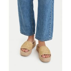 Klapki Calvin Klein. Brązowe klapki damskie Calvin Klein, bez wzorów, bez obcasa, bez zapięcia. Za 289.99 zł.