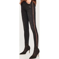 Jeansy z lampasami - Czarny. Czarne jeansy damskie Reserved. Za 139.99 zł.