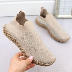 Buty sportowe damskie wsuwane z cyrkoniami beżowe D&A TW121. Brązowe obuwie sportowe casual damskie S.BARSKI, z materiału. Za 84.00 zł.