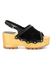 Kickers Skórzane sandały "Kick Wedge Wood" w kolorze czarnym rozmiar: 40. Czarne sandały damskie Kickers, bez wzorów, z otwartym noskiem, bez obcasa, na koturnie, bez zapięcia. Za 232.78 zł.