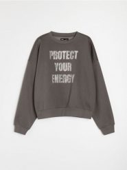 Dresowa bluza crewneck z błyszczącym napisem - szary. Szare bluzy damskie Sinsay, l, bez wzorów, z dresówki, bez kaptura. Za 59.99 zł.