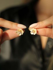 Pierres delicates Pozłacane kolczyki-wkrętki z cyrkoniami rozmiar: onesize. Brązowe kolczyki damskie Pierres delicates, z cyrkonią, pozłacane. Za 43.99 zł.