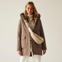 Płaszcz damski przejściowy ocieplany przeciwdeszczowy Sabinka. Brązowe płaszcze damskie Regatta, bez wzorów, z puchu, bez kaptura. W wyprzedaży za 379.99 zł.
