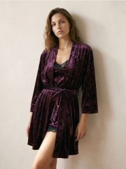 Jednolity szlafrok kimono - bordowy. Czerwone szlafroki damskie Sinsay, bez wzorów, bez kaptura. Za 59.99 zł.