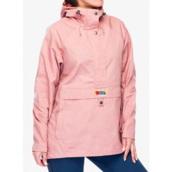 Kurtka damska Fjallraven Vardag Anorak - dusty rose L. Czerwone kurtki damskie Fjällräven, l, bez wzorów, z bawełny, bez kaptura. Za 893.60 zł.