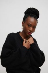 Sweter oversize z bufiastym rękawem BLACK - RIVERO-UNI. Czarne swetry klasyczne damskie Marsala, na lato, z wełny, bez kołnierzyka. Za 249.90 zł.