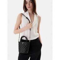 Torebka Guess. Białe torebki klasyczne damskie Guess, bez dodatków. Za 584.99 zł.