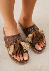 Ciemnobrązowe Płaskie Klapki Boho VICES z Imitacji Zamszu Zdobione Frędzlami Krili. Brązowe klapki damskie Born2be, z aplikacjami, z jeansu, bez obcasa, na płaskiej podeszwie, bez zapięcia. Za 119.99 zł.