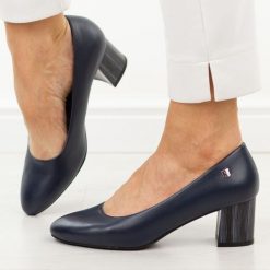 Granatowe czółenka damskie na obcasie Sergio Leone Pb404. Niebieskie czółenka damskie Sergio Leone, bez wzorów, ze skóry, z okrągłym noskiem, bez obcasa, na obcasie. W wyprzedaży za 148.72 zł.