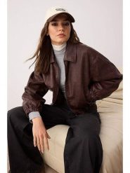 Trendyol Kurtka w kolorze ciemnobrązowym ze skóry syntetycznej rozmiar: M. Brązowe kurtki damskie Trendyol, m, bez wzorów, ze skóry, bez kaptura. Za 149.45 zł.