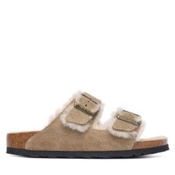 Klapki Birkenstock. Brązowe klapki damskie Birkenstock, bez wzorów, bez obcasa, bez zapięcia. Za 749.99 zł.