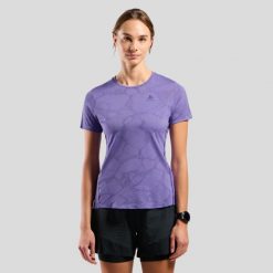 Koszulka damska do biegania ODLO Zeroweight Engineered Chill-Tec. Fioletowe bluzki damskie ODLO, l, bez wzorów, sportowe, bez kołnierzyka, bez ramiączek. Za 368.99 zł.