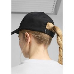 Młodzieżowa czapka z daszkiem ESS Metal PUMA Cat PUMA Black. Czarna czapki z daszkiem damskie Puma, bez wzorów. Za 61.99 zł.