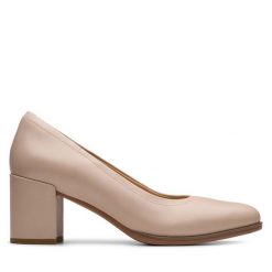 Półbuty Clarks. Brązowe czółenka damskie Clarks, bez wzorów, bez obcasa, na obcasie, bez zapięcia. Za 359.99 zł.