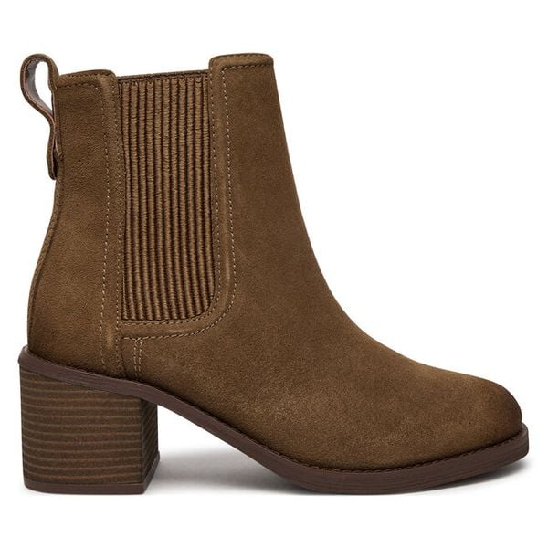 Botki Clarks. Brązowe botki damskie Clarks, bez obcasa, na słupku, bez zapięcia. Za 519.99 zł.