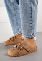 Jasnobrązowe Klapki na Grubej Podeszwie z Frędzlami Klamrami i Koralikami Glysnell. Brązowe klapki damskie Born2be, bez wzorów, z jeansu, bez obcasa, na płaskiej podeszwie, bez zapięcia. Za 109.99 zł.