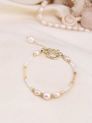 Pierres de Jade Pozłacana bransoletka z perłami rozmiar: onesize. Białe bransoletki damskie Pierres de Jade, pozłacane. Za 88.64 zł.