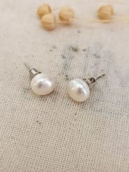 Atelier MIU Pozłacane kolczyki-wkrętki z masą perłową rozmiar: onesize. Brązowe kolczyki damskie atelier MIU, z perłą, pozłacane. Za 83.22 zł.