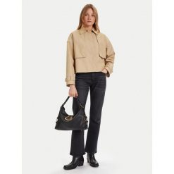 Torebka Guess. Brązowe kuferki damskie Guess, z aplikacjami, bez dodatków. Za 544.99 zł.