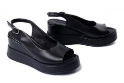 ARTIKER RELAKS 54C0394 czarny, sandały damskie. Czarne sandały damskie Artiker Relaks, bez wzorów, ze skóry, bez obcasa, na koturnie, bez zapięcia. Za 249.90 zł.