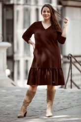 Czekoladowa dresowa sukienka Alice z falbanką PLUS SIZE XXL OVERSIZE JESIEŃ. Brązowe sukienki damskie Moda Size Plus Iwanek, bez wzorów, z bawełny, eleganckie, bez ramiączek. Za 249.90 zł.