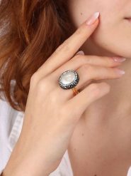 L'Atelier de Gaia Pozłacany pierścionek z cyrkoniami i perłą rozmiar: onesize. Białe pierścionki damskie L'Atelier de Gaia, z cyrkonią, pozłacane. Za 91.77 zł.