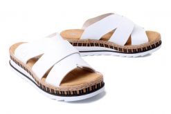 Rieker V7989-80 white, klapki damskie. Białe klapki damskie Rieker, bez wzorów, bez obcasa, na koturnie, bez zapięcia. Za 299.90 zł.