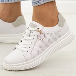 Białe skórzane półbuty damskie Filippo Dp6860/26. Białe półbuty damskie Filippo, na jesień, z aplikacjami, z jeansu, bez obcasa, na płaskiej podeszwie, bez zapięcia. Za 239.00 zł.