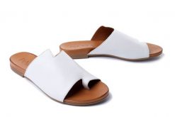 PIAZZA 900000-81 offwhite, klapki damskie. Brązowe klapki damskie Piazza, bez wzorów, ze skóry, bez obcasa, na obcasie, bez zapięcia. Za 199.43 zł.