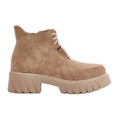 Zazoo 2952 Zamszowe Botki Ze Złotą Ozdobą Beżowe beżowy. Brązowe botki damskie z zamszu, eleganckie, bez obcasa, bez zapięcia. Za 580.23 zł.