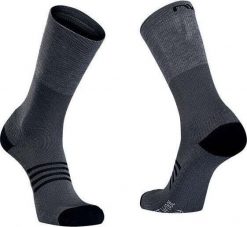 Skarpety rowerowe NORTHWAVE EXTREME PRO HIGH SOCK czarne. Szare skarpetki damskie Northwave, bez wzorów, z wełny. Za 125.60 zł.